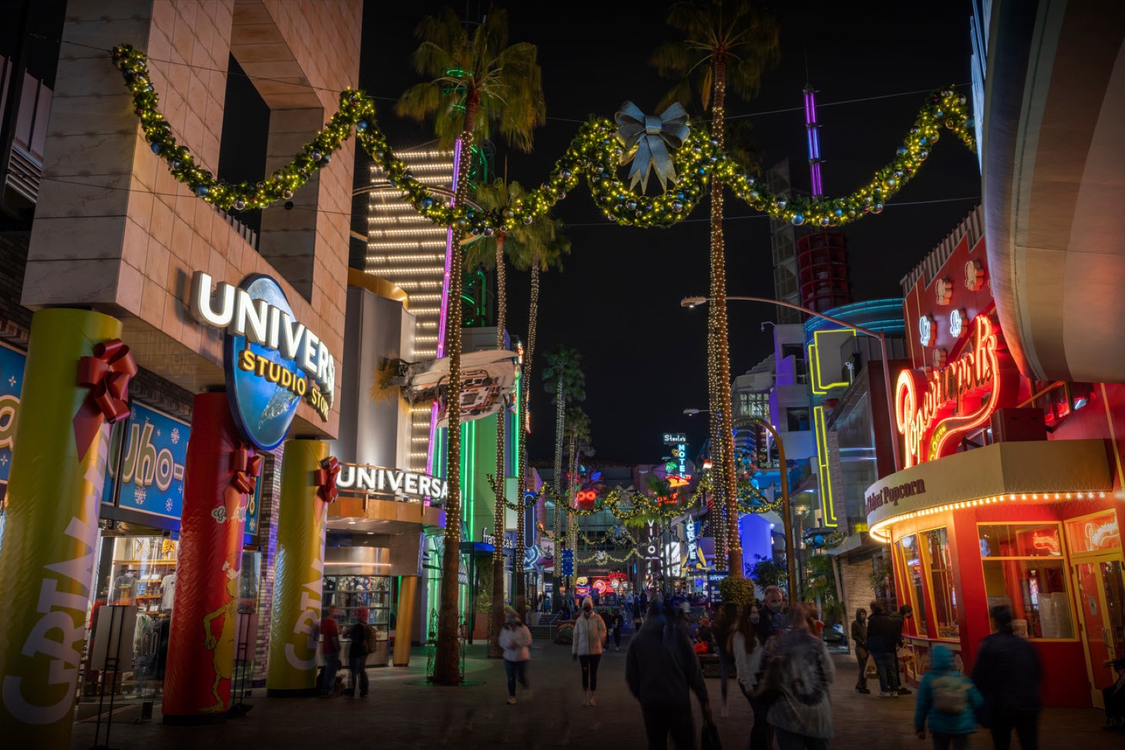 Universal Studios Hollywood Ushers in the 2023 Holiday Season with a Magical Touch