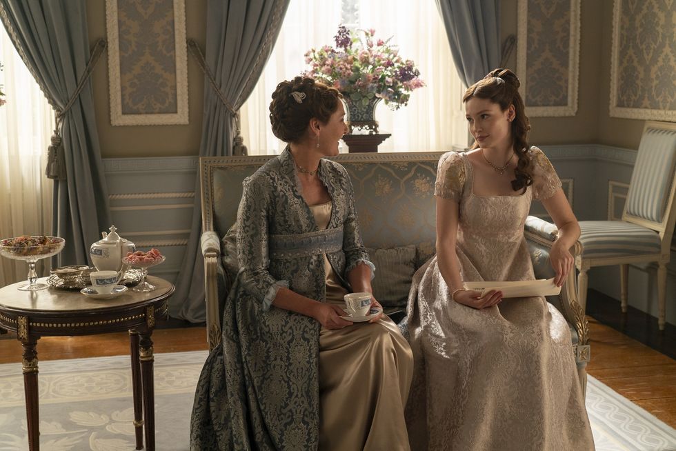Lady Bridgerton with her younger daughter Francesca from Season three